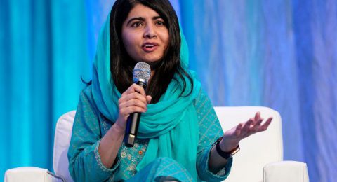 pakistanli-aktivist-malala-yousafzaiye-kulak-verin-1